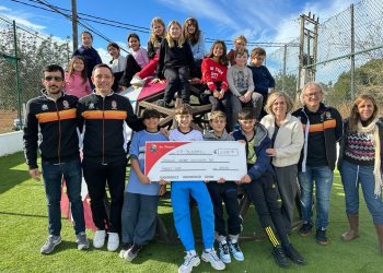 Donación de la recaudación al CEIP Buscastell. Foto: Club Ciclista Sant Antoni