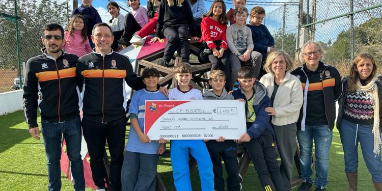 Donación de la recaudación al CEIP Buscastell. Foto: Club Ciclista Sant Antoni