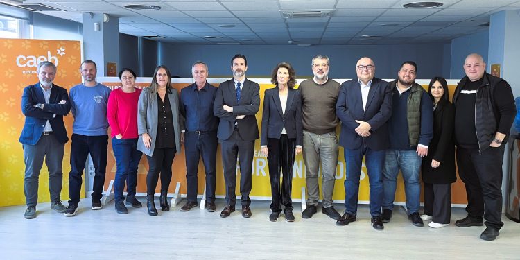 Imagen tras la firma del convenio UBES.