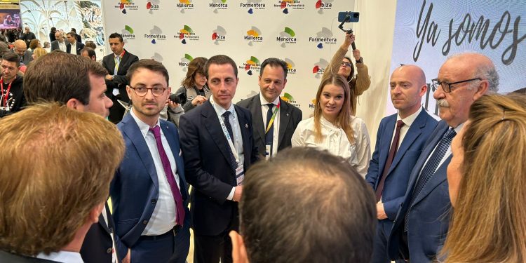 Llorenç Córdoba y Artal Mayans junto a Marga Prohens, entre otras personas, durante la primera jornada de la feria. Foto: Consell Insular de Formentera