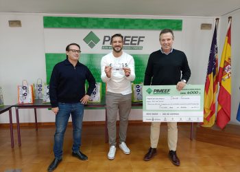 El ganador del sorteo, en el centro. Foto: Pimeef