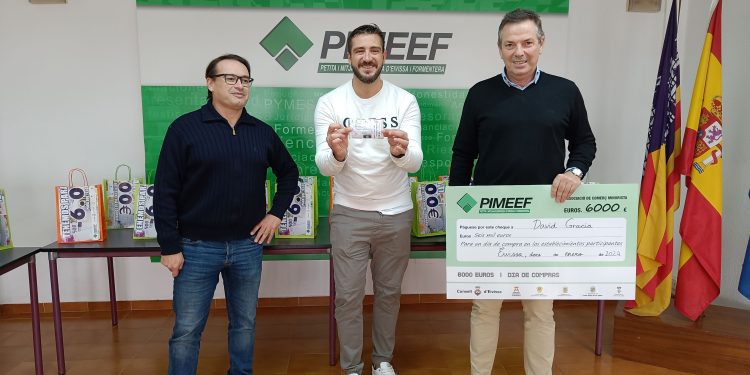El ganador del sorteo, en el centro. Foto: Pimeef
