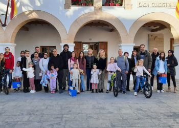 Los premiados tras recibir los obsequios, junto a la alcaldesa, Carmen Ferrer, y la concejala Antonia Picó. Foto: Ayuntamiento de Santa Eulària