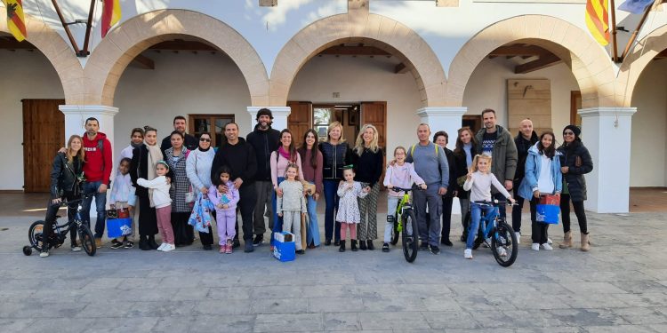 Los premiados tras recibir los obsequios, junto a la alcaldesa, Carmen Ferrer, y la concejala Antonia Picó. Foto: Ayuntamiento de Santa Eulària