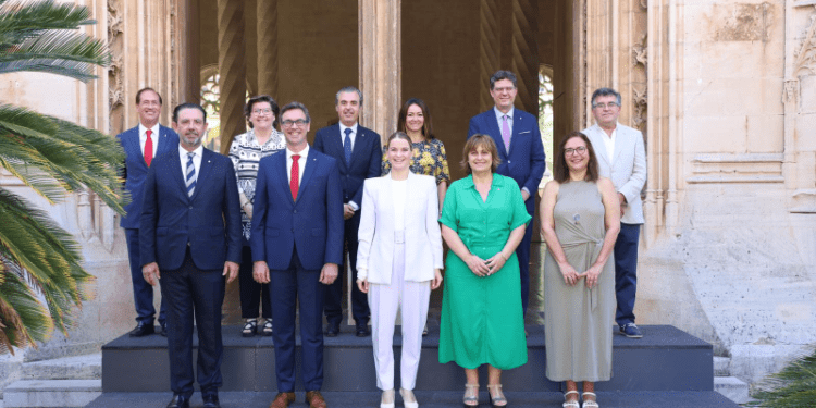 Consellers y presidenta posan en la foto tras la constitución del Govern el pasado año.