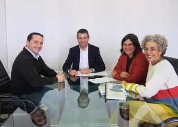 Una imagen de la firma del convenio.