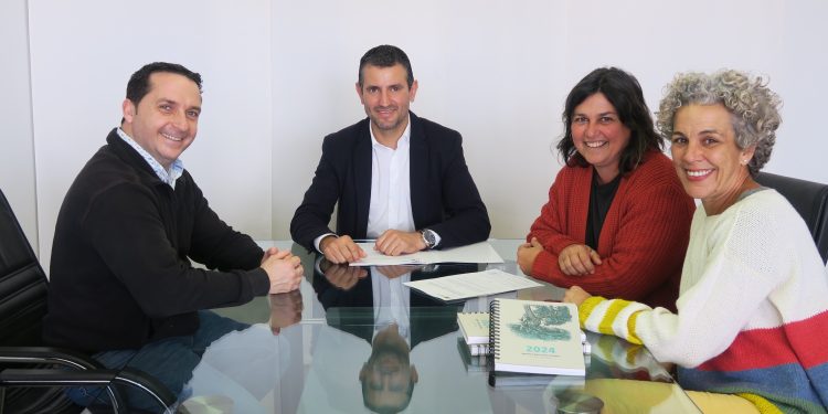 Una imagen de la firma del convenio.
