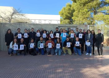 Els docents s'han concentrat aquest matí i han llegit el manifest on expressen el seu rebuig al projecte. Foto: IES Quartó del Rei