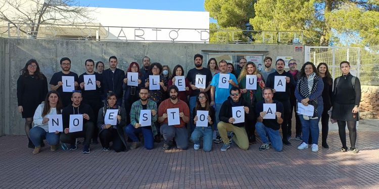 Els docents s'han concentrat aquest matí i han llegit el manifest on expressen el seu rebuig al projecte. Foto: IES Quartó del Rei