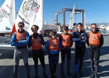 Los regatistas participantes con su entrenador. Foto: Club Náutico Santa Eulalia