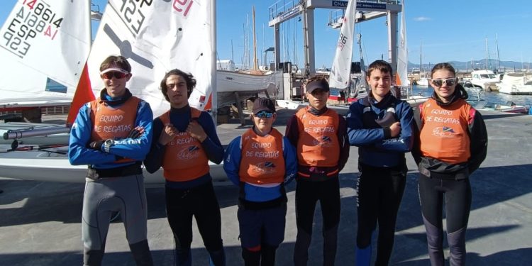Los regatistas participantes con su entrenador. Foto: Club Náutico Santa Eulalia