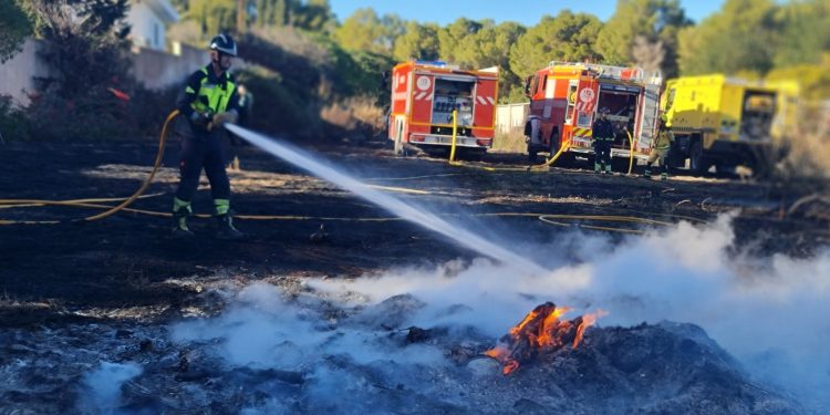 Labores de extinción en el incendio de es Canar. Fotos: Bombers d'Eivissa