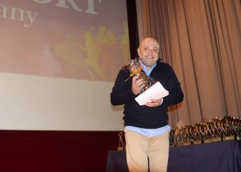 Marcos Páez, con el galardón recibido la pasada edición de los Premis de l’Esport de Sant Antoni.