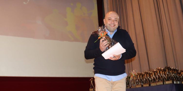 Marcos Páez, con el galardón recibido la pasada edición de los Premis de l’Esport de Sant Antoni.