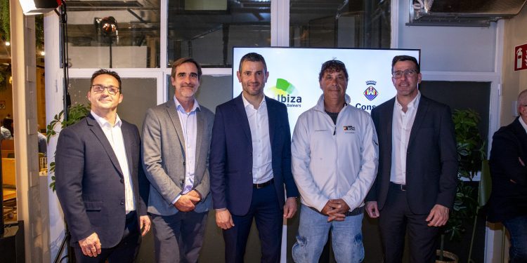 Marcos Serra (centro) y Miguel Tur (primero por la izquierda), durante una de las presentaciones. Foto: Ayuntamiento de Sant Antoni
