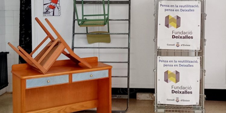Mobiliari que han d'utilitzar els grups participants per les seves creacions. Foto: Fundació Deixalles