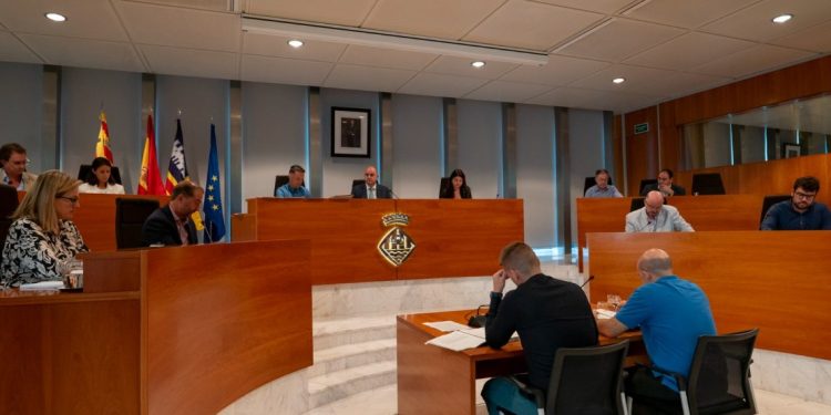Imagen de archivo de un pleno del Consell. Foto: Consell de Ibiza