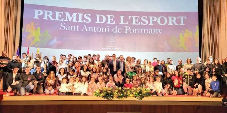 El alcalde, junto a los galardonados en la gala. FOTO: Ajuntament de Sant Antoni