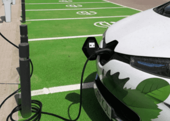 Un vehículo eléctrico, cargando, en una imagen de archivo.