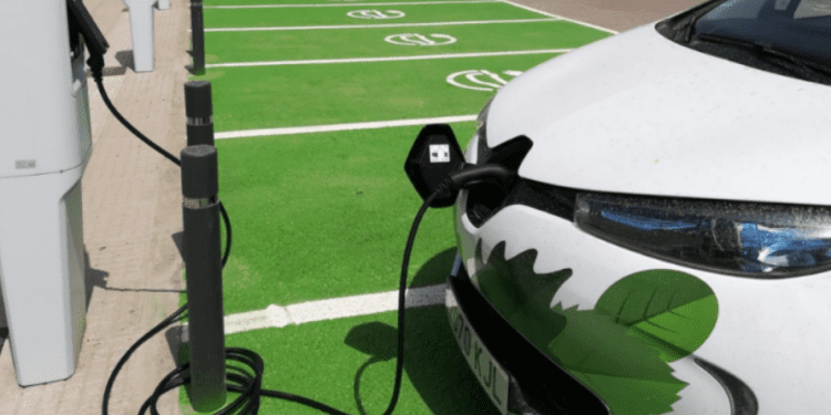 Un vehículo eléctrico, cargando, en una imagen de archivo.