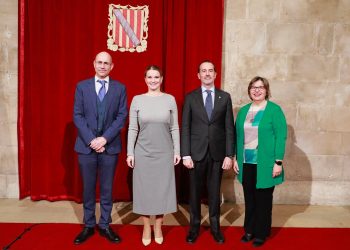Virtudes Marí, primera por la derecha, junto a la presidenta del Govern, el presidente del Parlament y el presidente del Consell Consultiu. Foto: Govern balear