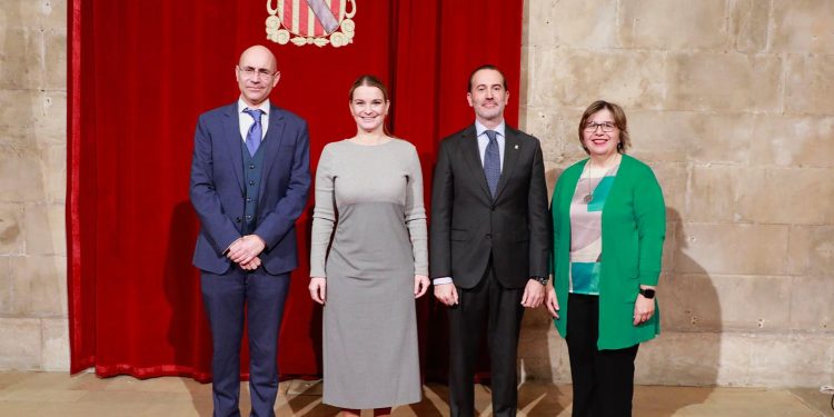 Virtudes Marí, primera por la derecha, junto a la presidenta del Govern, el presidente del Parlament y el presidente del Consell Consultiu. Foto: Govern balear