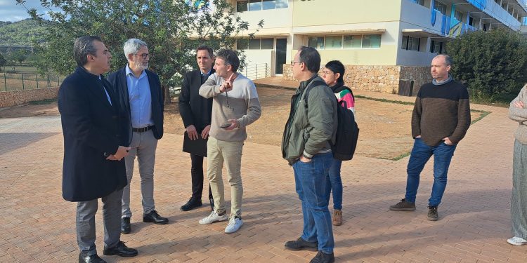 Visita de Antoni Vera al IES Sant Agustí. Foto: Govern balear