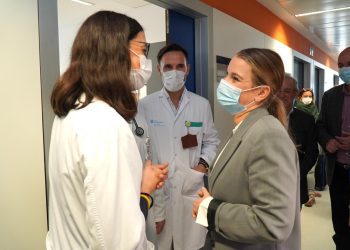 La presidenta Marga Prohens, durante su visita al hospital Can Misses. Foto: Govern balear