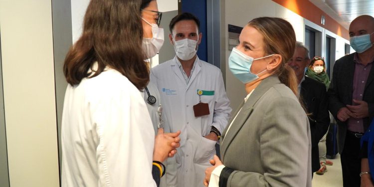 La presidenta Marga Prohens, durante su visita al hospital Can Misses. Foto: Govern balear