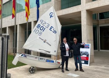 Con un optimist en las puertas del Consell para visibilizar su reivindicación.