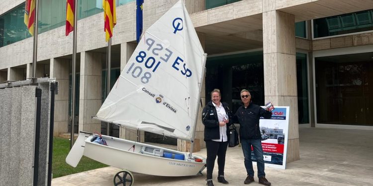 Con un optimist en las puertas del Consell para visibilizar su reivindicación.