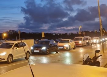 Colas de coches en Jesús, en una imagen facilitada por el PSOE de Santa Eulària.