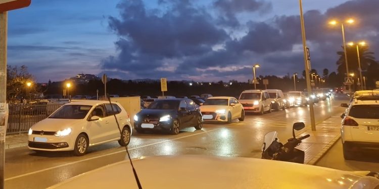 Colas de coches en Jesús, en una imagen facilitada por el PSOE de Santa Eulària.