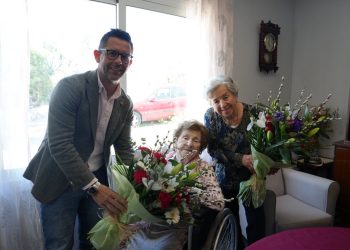 Rafa Triguero, alcalde de Ibiza, con Maria y Antònia, las dos hermanas centenarias.