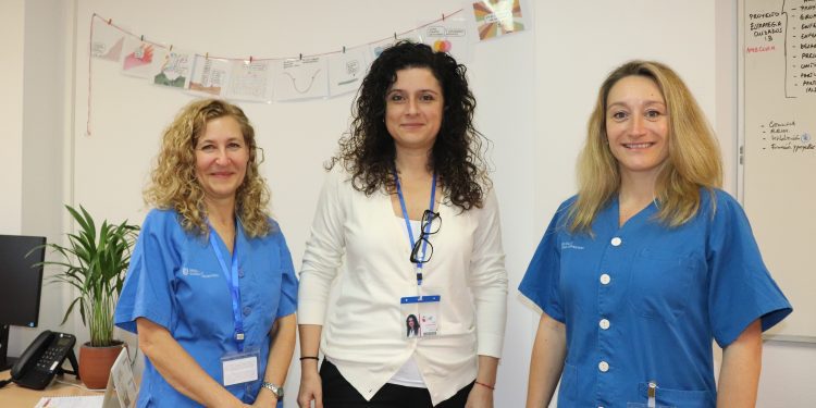De izquierda a derecha, María José Vidal,  Ana María Ribas y la nueva logopeda, Laia Serra