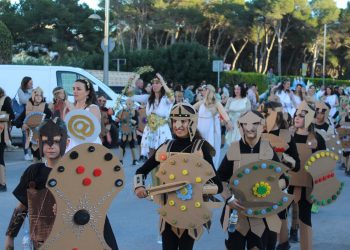 Los dioses griegos del colegio
Vénda d’Arabí, ganadores de la Rúa de Carnaval de Santa Eulària. Foto: Ayuntamiento de Santa Eulària