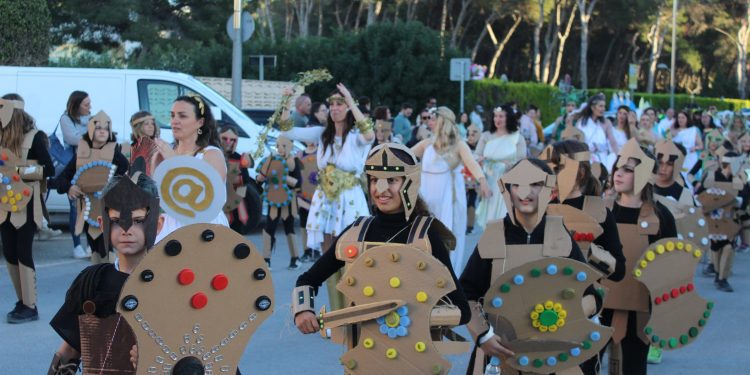 Los dioses griegos del colegio
Vénda d’Arabí, ganadores de la Rúa de Carnaval de Santa Eulària. Foto: Ayuntamiento de Santa Eulària