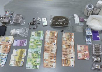 Material, drogas y dinero incautado en la operación de la Guardia Civil de Sant Antoni.