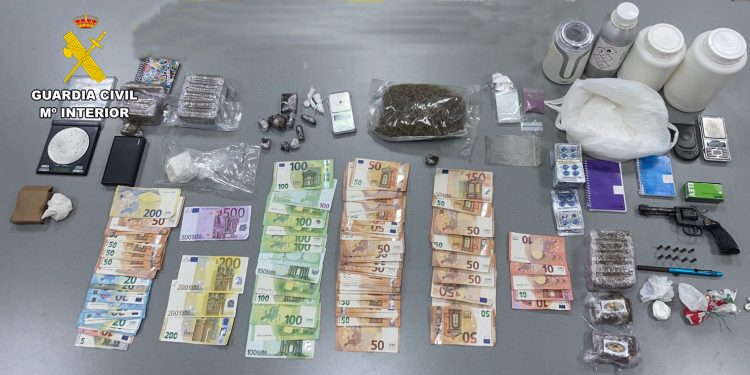Material, drogas y dinero incautado en la operación de la Guardia Civil de Sant Antoni.