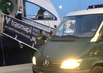 Los migrantes son trasladados de Formentera a Ibiza en barcos de líneas regulares. Foto de archivo