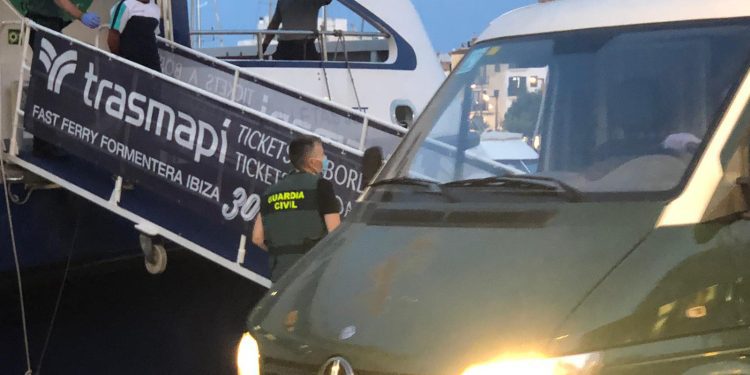 Los migrantes son trasladados de Formentera a Ibiza en barcos de líneas regulares. Foto de archivo