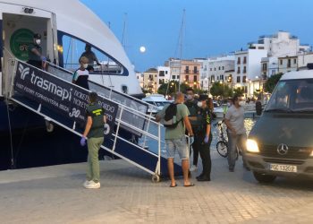 Desembarco de migrantes en el puerto de Ibiza procedentes de Formentera.