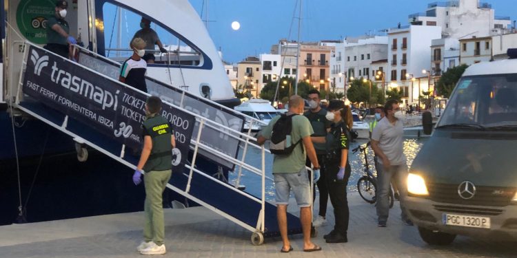 Desembarco de migrantes en el puerto de Ibiza procedentes de Formentera.