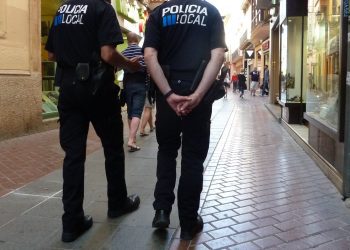 Una imagen de archivo de policías locales patrullando por la ciudad de Palma. Archivo Pxere