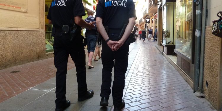 Una imagen de archivo de policías locales patrullando por la ciudad de Palma. Archivo Pxere