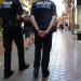 Una imagen de archivo de policías locales patrullando por la ciudad de Palma. Archivo Pxere