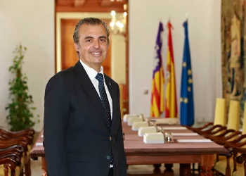 Antoni Vera, conseller d'Educació del Govern