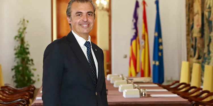 Antoni Vera, conseller d'Educació del Govern