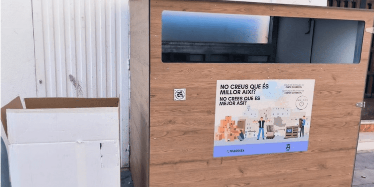 Caja de cartón junto al contenedor de cartón en una calle de Ibiza. Imagen Policía Local.