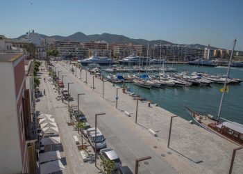 Coches aparcados en el frontal marítimo de La Marina de Ibiza. APB